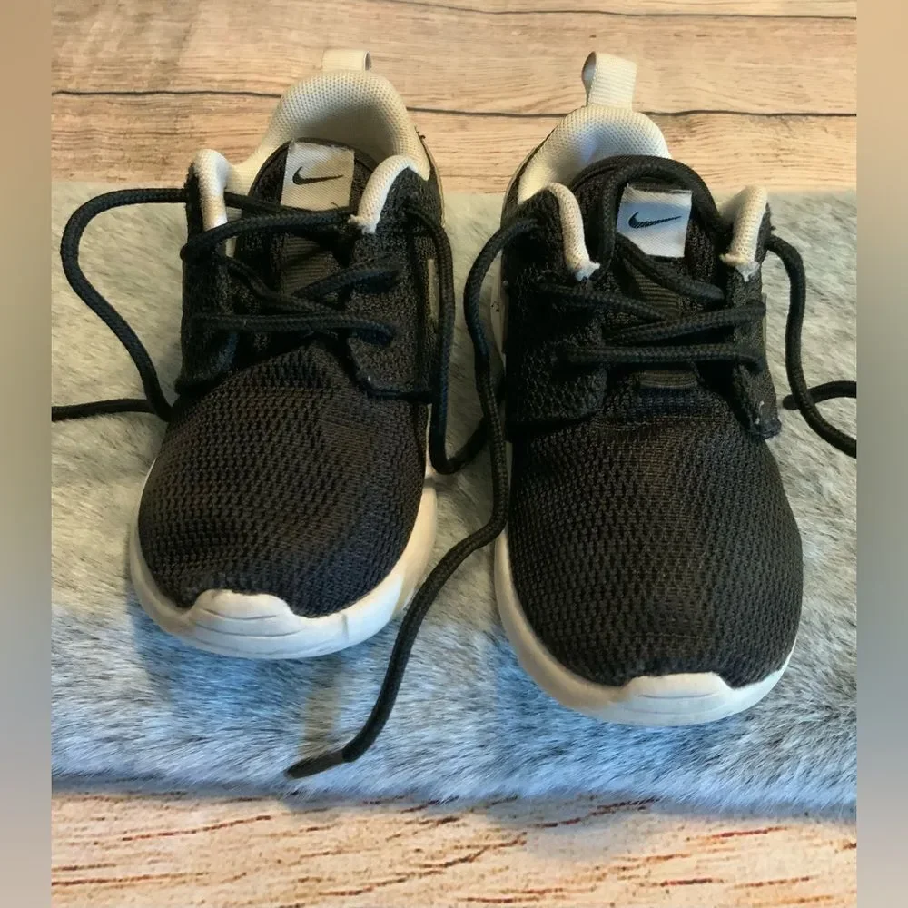 Nike Kids Black & White Roshe One Sneakers Size 7C